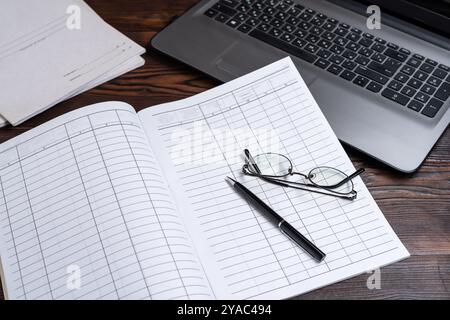 Finance et comptabilité. Gestion d'entreprise. Stylo et lunettes sur un cahier. Stylo noir sur un journal. Gestion d'entreprise. Vue de dessus. Banque D'Images