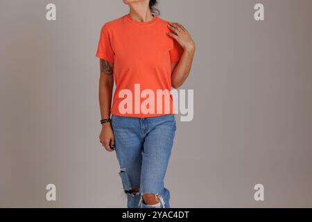 Mannequin portant un t-shirt de couleurs confortables pour les maquettes et les flatlays gildan Banque D'Images
