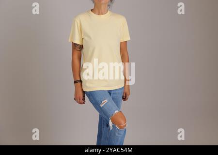 Mannequin portant un t-shirt de couleurs confortables pour les maquettes et les flatlays gildan Banque D'Images