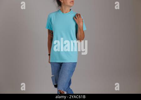Mannequin portant un t-shirt de couleurs confortables pour les maquettes et les flatlays gildan Banque D'Images