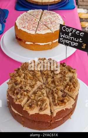 Angleterre, Kent, Tonbridge, le marché des fermiers, exposition de gâteaux faits maison Banque D'Images