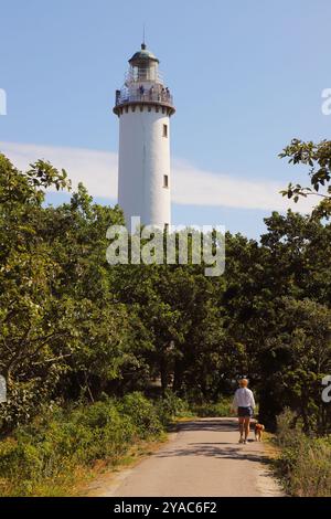 Byxelkrok, Suède - 7 août 2024 : une promenade avec une femme promenant son chien vers le phare appelé Tall Erik au cap nord d'Oland.. Banque D'Images