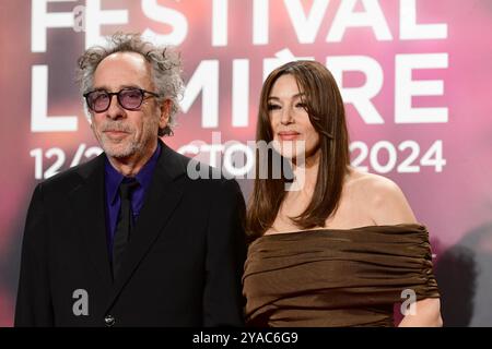 Lyon, France. 12 octobre 2024. Monica Bellucci et Tim Burton assistent à la soirée d’ouverture du festival lumière à Lyon, France, le 12 octobre 2024. (Photo de Romain Doucelin/NurPhoto) crédit : NurPhoto SRL/Alamy Live News Banque D'Images