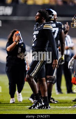 Boulder, Colorado, États-Unis. 12 octobre 2024. Le quarterback Shedeur Sanders des Buffaloes du Colorado (2) sort du champ pendant un timeout pendant la première moitié du match de football entre le Colorado et l'État du Kansas à Boulder, DANS LE Colorado. Derek Regensburger/CSM/Alamy Live News Banque D'Images