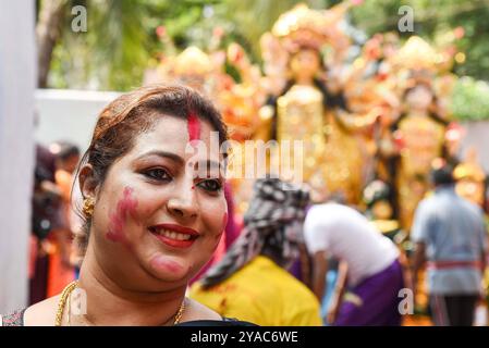 Fin du festival de Durga Puja célébrations les femmes marrées indiennes appliquent Sindur , ou poudre de vermillon, les unes sur les autres après avoir adoré une idole d'une déesse hindoue pendant l'immersion de la déesse Durga dans le fleuve Gange, ce qui marque la fin du festival de Durga Puja hindou. Le festival Durga Puja est le plus grand événement religieux pour les hindous bengalis, croyez que la déesse Durga symbolise le pouvoir et le triomphe du bien sur le mal. Le 12 octobre 2024 à Kolkata, Inde. Kolkata West Bengale India Copyright : xDipaxChakrabortyx Banque D'Images