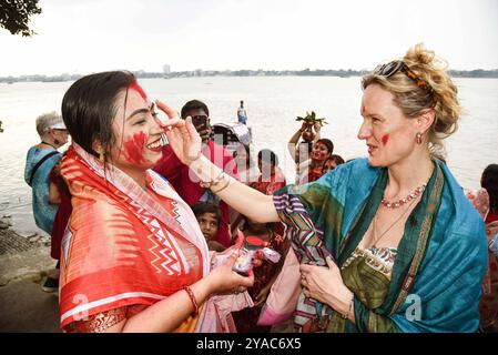 Fin du festival de Durga Puja célébrations les femmes marrées indiennes appliquent Sindur , ou poudre de vermillon, les unes sur les autres après avoir adoré une idole d'une déesse hindoue pendant l'immersion de la déesse Durga dans le fleuve Gange, ce qui marque la fin du festival de Durga Puja hindou. Le festival Durga Puja est le plus grand événement religieux pour les hindous bengalis, croyez que la déesse Durga symbolise le pouvoir et le triomphe du bien sur le mal. Le 12 octobre 2024 à Kolkata, Inde. Kolkata West Bengale India Copyright : xDipaxChakrabortyx Banque D'Images