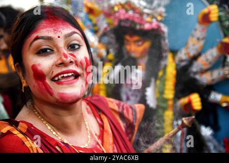 Fin du festival de Durga Puja célébrations les femmes marrées indiennes appliquent Sindur , ou poudre de vermillon, les unes sur les autres après avoir adoré une idole d'une déesse hindoue pendant l'immersion de la déesse Durga dans le fleuve Gange, ce qui marque la fin du festival de Durga Puja hindou. Le festival Durga Puja est le plus grand événement religieux pour les hindous bengalis, croyez que la déesse Durga symbolise le pouvoir et le triomphe du bien sur le mal. Le 12 octobre 2024 à Kolkata, Inde. Kolkata West Bengale India Copyright : xDipaxChakrabortyx Banque D'Images