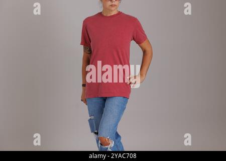 Mannequin portant un t-shirt de couleurs confortables pour les maquettes et les flatlays gildan Banque D'Images