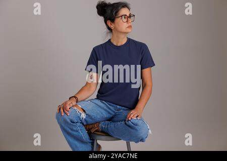 Mannequin portant un t-shirt de couleurs confortables pour les maquettes et les flatlays gildan Banque D'Images