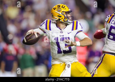 Baton Rouge, LOUISIANE, États-Unis. 12 octobre 2024. Garrett Nussmeier (13 ans), quarterback de la LSU, délivre une passe lors d'un match de football NCAA entre les Rebels d'Ole Miss et les Tigers de la LSU au Tiger Stadium de Baton Rouge, EN LOUISIANE. Jonathan Mailhes/CSM/Alamy Live News Banque D'Images