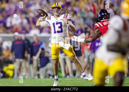 Baton Rouge, LOUISIANE, États-Unis. 12 octobre 2024. Garrett Nussmeier (13 ans), quarterback de la LSU, délivre une passe lors d'un match de football NCAA entre les Rebels d'Ole Miss et les Tigers de la LSU au Tiger Stadium de Baton Rouge, EN LOUISIANE. Jonathan Mailhes/CSM/Alamy Live News Banque D'Images