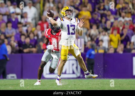 Baton Rouge, LOUISIANE, États-Unis. 12 octobre 2024. Garrett Nussmeier (13 ans), quarterback de la LSU, délivre une passe lors d'un match de football NCAA entre les Rebels d'Ole Miss et les Tigers de la LSU au Tiger Stadium de Baton Rouge, EN LOUISIANE. Jonathan Mailhes/CSM/Alamy Live News Banque D'Images