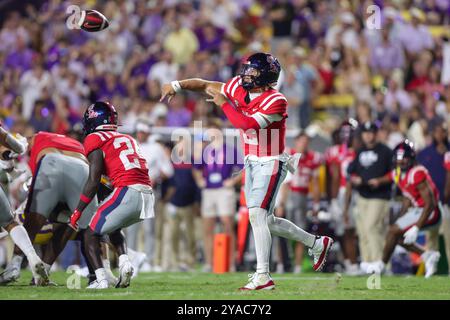 Baton Rouge, LOUISIANE, États-Unis. 12 octobre 2024. Jaxson Dart (2), quarterback d'Ole Miss, délivre une passe lors d'un match de football NCAA entre les Rebels d'Ole Miss et les Tigers de la LSU au Tiger Stadium de Baton Rouge, EN LOUISIANE. Jonathan Mailhes/CSM/Alamy Live News Banque D'Images