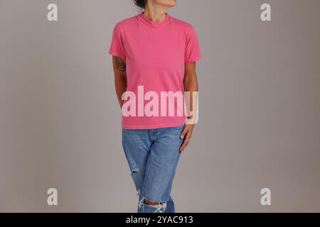 Mannequin portant un t-shirt de couleurs confortables pour les maquettes et les flatlays gildan Banque D'Images