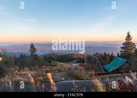 Collines plus proches des montagnes Beskids et des montagnes Mala Fatra sur le fond de la colline Lysa hora dans les montagnes Moravskoslezske Beskydy en république tchèque Banque D'Images