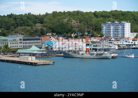 Sandefjord, Norvège - 10 août 2022 : jetées du port de Sandefjord Banque D'Images