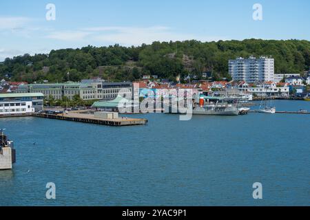 Sandefjord, Norvège - 10 août 2022 : jetées du port de Sandefjord Banque D'Images