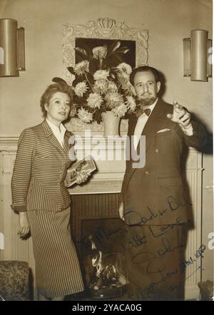 Greer Garson, actrice anglaise et lauréate d'un prix académique avec John Sherman, acteur australien. Photo vintage de Greer Garson de 1953. Banque D'Images