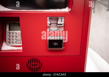 Gothenburg, Suède - 07 mars 2023 : pavé numérique et lecteurs de cartes d'une machine utilisée pour commander de la nourriture Banque D'Images