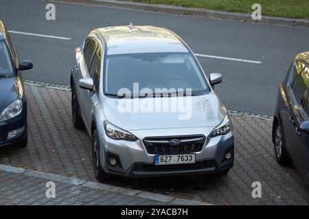 OSTRAVA, TCHÉQUIE - 28 SEPTEMBRE 2023 : voiture argentée Subaru XV Crosstrek garée dans la rue Banque D'Images