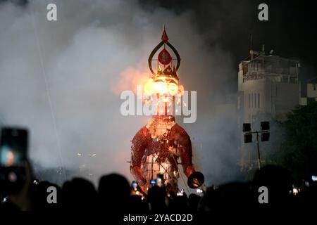 Rajkot, Gujarat, Inde. 12 octobre 2024. Statue de Meghnath entièrement brisée. Crédit : Nasirkhan Davi/Alamy Live News Banque D'Images