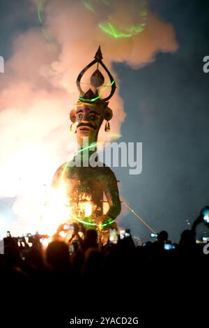 Rajkot, Gujarat, Inde. 12 octobre 2024. Portrait de Kumbhakarna Statue éclatant. Crédit : Nasirkhan Davi/Alamy Live News Banque D'Images