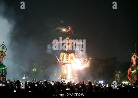 Rajkot, Gujarat, Inde. 12 octobre 2024. Feux d'artifice éclatant la statue de Ravan. Crédit : Nasirkhan Davi/Alamy Live News Banque D'Images