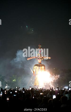 Rajkot, Gujarat, Inde. 12 octobre 2024. Portrait de feux d'artifice éclatant la statue de Ravan. Crédit : Nasirkhan Davi/Alamy Live News Banque D'Images