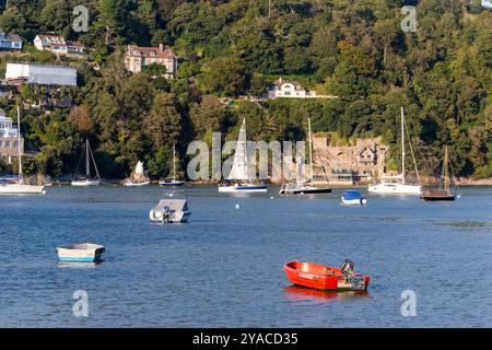 River Dart View, regardant vers Kingswear depuis Warfleet Creek avec des bateaux amarrés. Banque D'Images