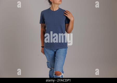 Mannequin portant un t-shirt de couleurs confortables pour les maquettes et les flatlays gildan Banque D'Images