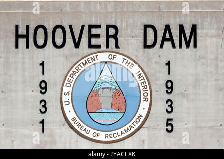 BARRAGE HOOVER, ARIZONA, États-Unis - 15 JUIN 2012 : panneau du Département de l'intérieur des ÉTATS-UNIS sur le barrage Banque D'Images