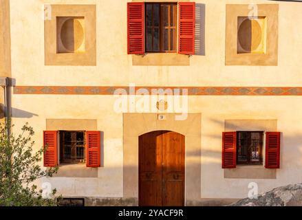 Arta, Espagne ; 24 septembre 2024 : façade d'un manoir majorquin dans la ville majorquine d'Arta, au lever du soleil. Îles Baléares, Espagne Banque D'Images