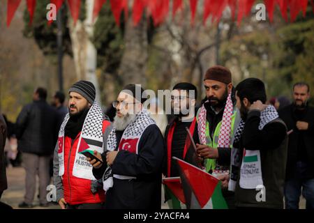 Gaziantep, Turkiye. 31 décembre 2023. Une foule se réunit à Gaziantep pour soutenir les Palestiniens et pour s’opposer aux attaques continues d’Israël contre la bande de Gaza. Les participants ont agité le drapeau palestinien à côté du drapeau turc, tout en commémorant les personnes tuées lors des récentes attaques dans le nord de l'Irak Banque D'Images