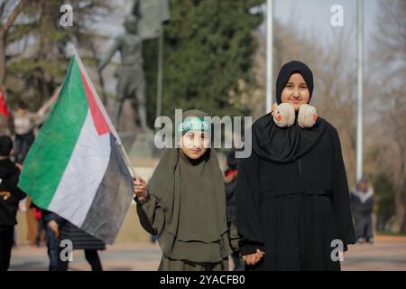 Gaziantep, Turkiye. 31 décembre 2023. Une foule se réunit à Gaziantep pour soutenir les Palestiniens et pour s’opposer aux attaques continues d’Israël contre la bande de Gaza. Les participants ont agité le drapeau palestinien à côté du drapeau turc, tout en commémorant les personnes tuées lors des récentes attaques dans le nord de l'Irak Banque D'Images