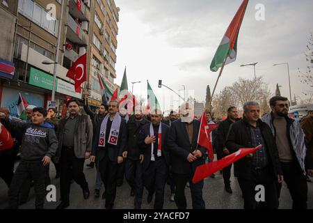 Gaziantep, Turkiye. 31 décembre 2023. Une foule se réunit à Gaziantep pour soutenir les Palestiniens et pour s’opposer aux attaques continues d’Israël contre la bande de Gaza. Les participants ont agité le drapeau palestinien à côté du drapeau turc, tout en commémorant les personnes tuées lors des récentes attaques dans le nord de l'Irak Banque D'Images