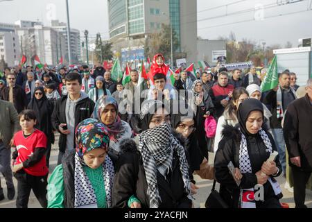 Gaziantep, Turkiye. 31 décembre 2023. Une foule se réunit à Gaziantep pour soutenir les Palestiniens et pour s’opposer aux attaques continues d’Israël contre la bande de Gaza. Les participants ont agité le drapeau palestinien à côté du drapeau turc, tout en commémorant les personnes tuées lors des récentes attaques dans le nord de l'Irak Banque D'Images