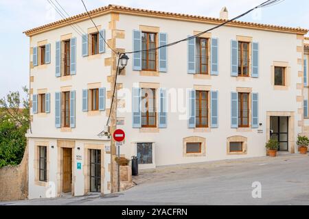 Arta, Espagne ; 24 septembre 2024 : façade principale du boutique hôtel spa NEMA, dans la ville majorquine d'Arta au lever du soleil. Îles Baléares, Espagne Banque D'Images