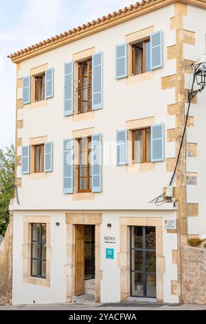 Arta, Espagne ; 24 septembre 2024 : façade principale du boutique hôtel spa NEMA, dans la ville majorquine d'Arta au lever du soleil. Îles Baléares, Espagne Banque D'Images