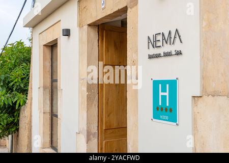 Arta, Espagne ; 24 septembre 2024 : façade principale du boutique hôtel spa NEMA, dans la ville majorquine d'Arta au lever du soleil. Îles Baléares, Espagne Banque D'Images