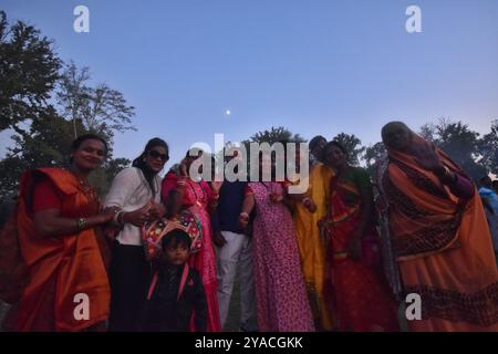 Srinagar, Inde. 13 octobre 2024. Les dévots hindous dansent comme effigies du mythique roi démon Ravana, de son fils Meghnath et de son frère Kumbhkaran Burn à l'occasion de la fête hindoue de Dussehra, qui marque le triomphe du bien sur le mal, à Srinagar, Jammu-et-Cachemire, le 12 octobre 2024. (Photo de Mubashir Hassan/Pacific Press) crédit : Pacific Press Media production Corp./Alamy Live News Banque D'Images