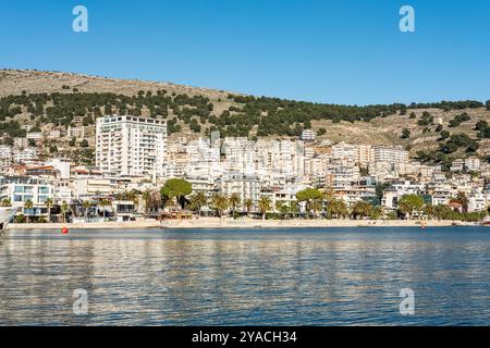 Paysage urbain du port de Saranda, paysage marin ioninien. Scène matinale lumineuse de l'Albanie, Europe. Fond de concept de voyage. Remblai de ville moderne sur un Sunny Banque D'Images