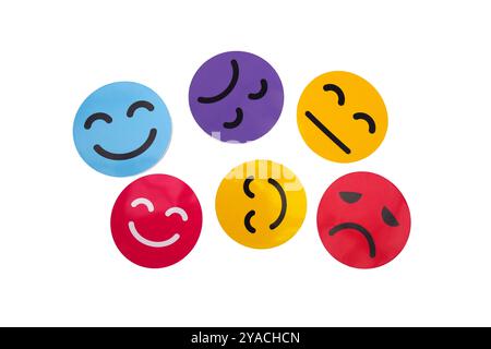 Six autocollants emoji colorés avec différentes expressions et émotions sur un fond blanc propre. Heureux, ambivalent, même malheureux Banque D'Images