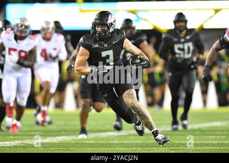 12 octobre 2024 : le Tight End Terrance Ferguson (3) des Ducks de l'Oregon gagne des yards supplémentaires lors du match de football de la NCAA entre les Buckeyes de l'État de l'Ohio et les Ducks de l'Oregon à Eugene, Oregon. L'Oregon bat Ohio State 32-31. Steve Faber/CSM Banque D'Images