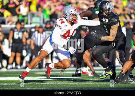 12 octobre 2024 : Ohio State Buckeyes Defensive End JT Tuimoloau (44) travaille contre Oregon Ducks Tight End Terrance Ferguson (3) lors du match de football NCAA entre les Ohio State Buckeyes et les Oregon Ducks à Eugene, Oregon. L'Oregon bat Ohio State 32-31. Steve Faber/CSM Banque D'Images