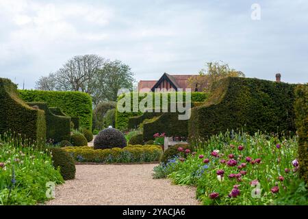 Fontaine d'ardoise au centre du jardin fleuri formel, château d'Arundel, West Sussex, Royaume-Uni Banque D'Images