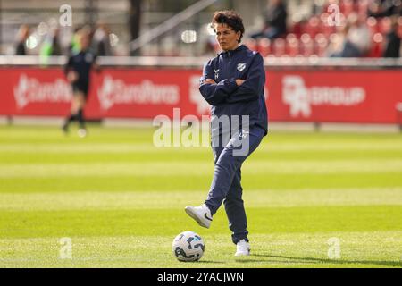 Rotterdam, pays-Bas. 13 octobre 2024. ROTTERDAM, PAYS-BAS - 13 OCTOBRE : coach Jessica Torny de Feyenoord lors du match Azerion Vrouwen Eredivisie entre Feyenoord et FC Utrecht au Sportcomplex Varkenoord le 13 octobre 2024 à Rotterdam, pays-Bas. (Photo de Hans van der Valk/Orange Pictures) crédit : Orange pics BV/Alamy Live News Banque D'Images