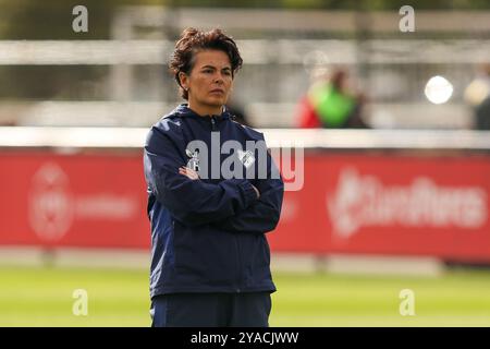 Rotterdam, pays-Bas. 13 octobre 2024. ROTTERDAM, PAYS-BAS - 13 OCTOBRE : coach Jessica Torny de Feyenoord lors du match Azerion Vrouwen Eredivisie entre Feyenoord et FC Utrecht au Sportcomplex Varkenoord le 13 octobre 2024 à Rotterdam, pays-Bas. (Photo de Hans van der Valk/Orange Pictures) crédit : Orange pics BV/Alamy Live News Banque D'Images