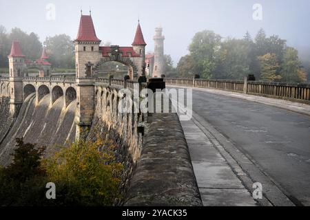 13 octobre 2024, Bila Tremesna, République tchèque : temps d'automne pendant un dimanche d'octobre au réservoir les Kralovstvi en République tchèque. Les Kralovstvi est un barrage sur l'Elbe (Labe en tchèque) à 4 km en amont de la ville de Dvur Kralove nad Labem, construit en 1920. Le barrage est inhabituel selon les normes tchèques pour son design hautement esthétique. (Crédit image : © Slavek Ruta/ZUMA Press Wire) USAGE ÉDITORIAL SEULEMENT! Non destiné à UN USAGE commercial ! Banque D'Images