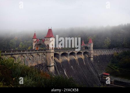 Bila Tremesna, République tchèque. 13 octobre 2024. Météo d'automne pendant un dimanche d'octobre au réservoir les Kralovstvi en République tchèque. Les Kralovstvi est un barrage sur l'Elbe (Labe en tchèque) à 4 km en amont de la ville de Dvur Kralove nad Labem, construit en 1920. Le barrage est inhabituel selon les normes tchèques pour son design hautement esthétique. (Crédit image : © Slavek Ruta/ZUMA Press Wire) USAGE ÉDITORIAL SEULEMENT! Non destiné à UN USAGE commercial ! Banque D'Images