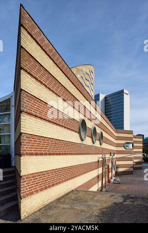 Le Planétarium Tycho Brahe, conçu par Knud Munk, 1989; l'hôtel Scandic en arrière-plan; Copenhague, Danemark Banque D'Images